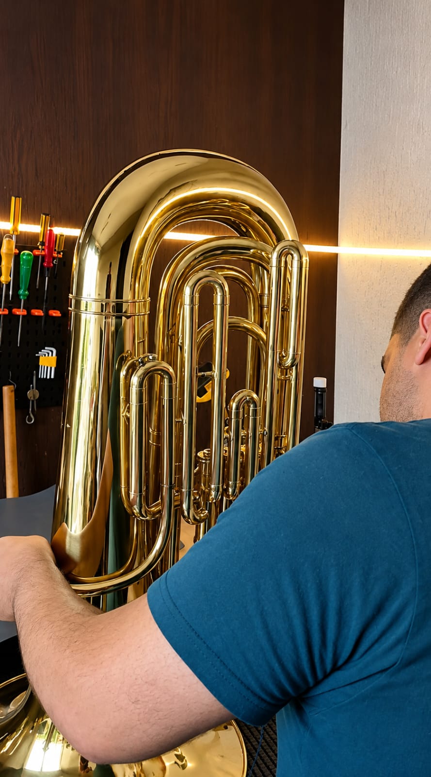 Profissional trabalhando em uma tuba na oficina